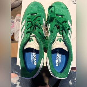 NWT Adidas Green Suede Gazelle with White Stripes Unisex Men 10.5 Women 11.5